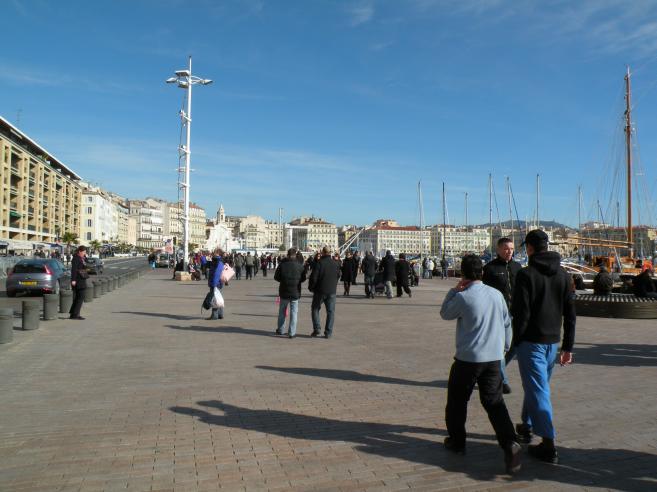  promeneurs du dimanche sur le Vieux-Port